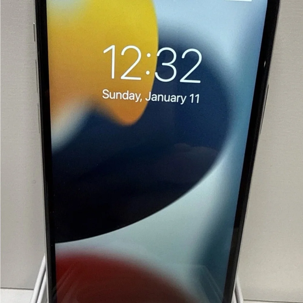 Apple Smartphone 64Gb with Black and Silver Finish